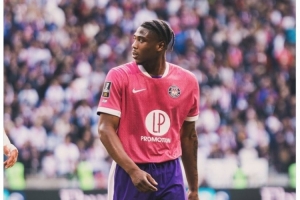 圖盧茲中場弗朗西斯國家隊友誼賽重傷，法甲官方祝他早日康復(fù)