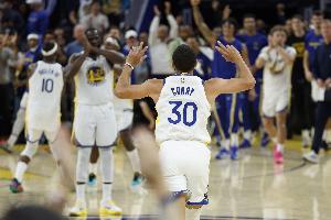 鍵盤俠|庫(kù)里若有巨星哨就是GOAT！庫(kù)日天的勇士是年輕強(qiáng)隊(duì)試金石