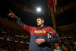 鯊魚的低位+魔術(shù)師的組織+KD的投籃！約基奇正朝著GOAT的目標(biāo)邁進(jìn)