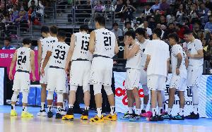 杜潤旺談周鵬&二飛：他們樂意教我們?nèi)绾未蚯?場下教我們?nèi)绾巫鋈? >
                                        </div>
                                    </div>
                                                                        <div   id=