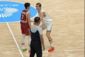 真·盯人戰(zhàn)術(shù)！張懿趙杰小組賽曾一直寸步不離地跟著李悅洲