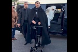 腳踝受傷，阿什拉夫騎特制滑板車出席非洲足球聯(lián)合會(huì)頒獎(jiǎng)典禮