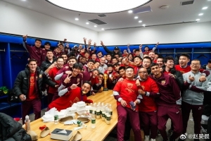 三連冠達(dá)成！上海海港新聞官曬更衣室奪冠合影