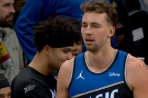 杠上了！杰倫·布朗拽倒小瓦被吹犯規(guī)&抱怨裁判吃T 綠軍挑戰(zhàn)失敗