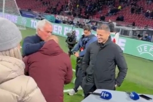 昔日師徒！穆帥歐冠賽前與斯內(nèi)德?lián)肀Ш? >
                                        </div>
                                    </div>
                                                                        <div   id=