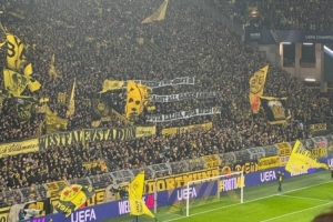 多特球迷拉橫幅聲援黃潛球迷：反對(duì)西甲海外賽，去他媽的西甲