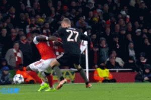 萊默爾放倒薩卡染黃，場邊阿爾特塔抱怨裁判也吃到黃牌