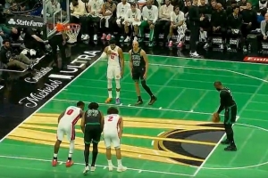 揚眉吐氣！杰倫·布朗單打哈里斯 強攻籃下拋投高打板涮進(jìn)2+1！