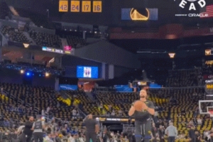 真·小學(xué)生！庫(kù)里賽前熱身大秀空接背扣 落地后不忘耍帥慶祝