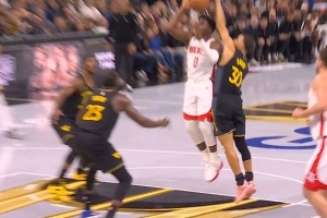 天怎么黑了！阿隆·霍勒迪持球強(qiáng)攻 先后遭遇庫(kù)里和追夢(mèng)大帽封蓋