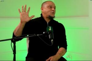 卡洛斯談首次對(duì)陣梅西：他太快了，我想拽他球衣反倒扭歪了手指