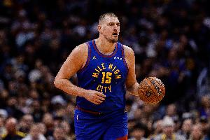 約基奇單月場(chǎng)均32+11.7+11 比肩威少大O 但后兩人都是在10月