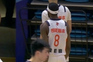 扛起進攻！賈斯汀·霍勒迪半場8中5砍最高18分 罰球6中6