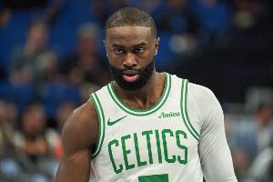 按不住了！杰倫·布朗突破雙手隔扣反超打停尼克斯