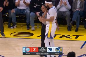 ??兄弟籃球弟弟先上！賽斯-庫里首節(jié)末登場 勇士主場全場歡呼！