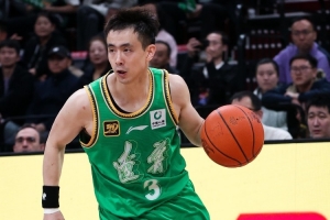 楊鳴：趙繼偉這個(gè)拉傷 時(shí)間會(huì)比較久 他前幾輪很難出現(xiàn)在比賽當(dāng)中