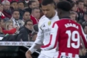 直接引發(fā)沖突！姆巴佩秀活穿襠博伊羅，后者暴怒直接推倒姆巴佩