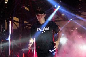 不講道理！楊瀚森掩護(hù)手遞手 助攻辛森干拔轟進(jìn)本場第7個三分