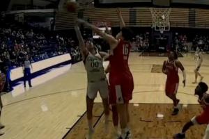 遮天蔽日！楊瀚森禁區(qū)內(nèi)鎮(zhèn)守補防 原地拔起左手扇飛對手上籃