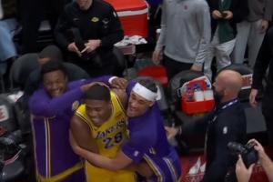 笑死！八村壓哨三分絕殺后徑直跑回更衣室 被海斯&布朗尼等人抓回