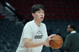 外線手感也來了！楊瀚森接球三分手起刀落 首節(jié)5分鐘已拿7分