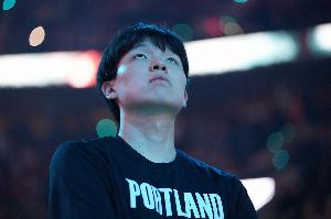 約基奇式助攻！楊瀚森弧頂持球策應(yīng) 擊地妙傳空切隊友上籃！