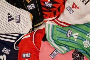 效仿美職聯(lián)，26/27賽季起成年球員在德甲首秀時將佩戴紀(jì)念徽章