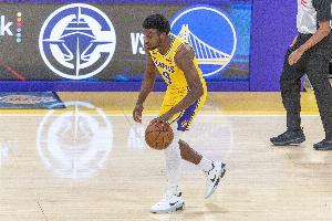 這往哪傳呢？布朗尼突破外傳 直接傳到凱爾特人替補(bǔ)席