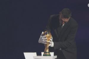 戴手套歸還大力神杯引爭(zhēng)議！因凡蒂諾向阿根廷主帥斯卡洛尼致歉