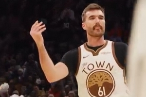 老大認(rèn)可！斯潘塞命中三分后朝勇士替補席比數(shù)錢姿勢 庫里轉(zhuǎn)發(fā)