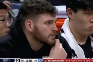 表現(xiàn)不理想！轉(zhuǎn)播鏡頭給到克林根 楊瀚森在一旁抿嘴&表情嚴(yán)肅