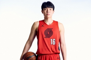 媒體人：現(xiàn)在楊瀚森還遠(yuǎn)沒有首發(fā)的實(shí)力 常規(guī)時(shí)間打10多分鐘就好