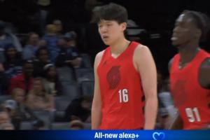 ???♂?補(bǔ)防波普裁判響哨！楊瀚森領(lǐng)到個(gè)人第4犯再次被換下場(chǎng)