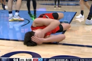 開拓者媒體人：楊瀚森在裁判眼前被打臉卻沒吹罰 這聯(lián)盟就是笑話