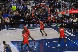 底角大空位要球但哈迪沒傳 拉塞爾自己投了個“空氣”??