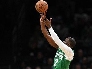 內(nèi)外開花！杰倫·布朗半場10中6拿到17分 正負值+22