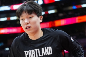 解說：楊瀚森有點(diǎn)不適應(yīng)這個(gè)節(jié)奏 半場就4犯 后面的時(shí)間很難保持