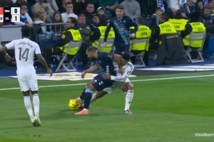 貝林被肘擊流血！機構分析判罰：對方護球揮臂，遠達不到紅牌標準