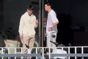 廣東男籃隊(duì)員標(biāo)配！王洪澤和陳家政一起去店里挑選小電驢