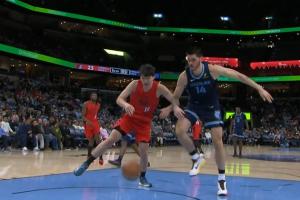 球沒(méi)拿穩(wěn)！楊瀚森搶籃板被埃迪掏掉 隨后又被砸到身上出界