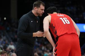 楊瀚森下半場(chǎng)防守端和籃板球卡位意識(shí)都有提升 期待更好表現(xiàn)！