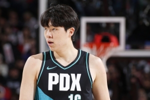 解說：對手長驅(qū)直入的回合 楊瀚森在造進(jìn)攻犯規(guī)&護(hù)筐之間非常猶豫