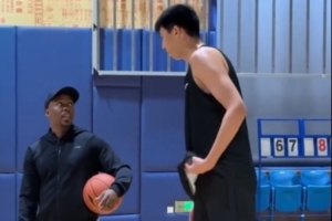 三分球技能也有了！廣州男籃主教練親自特訓徐昕