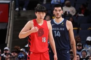 轉(zhuǎn)身暴扣亮眼！楊瀚森生涯首次首發(fā)拿4分5板2助&上半場遭犯規(guī)麻煩