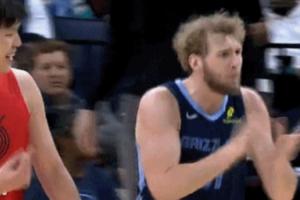 ??蘭代爾快下沒接住皮球還有點(diǎn)不滿 一旁的楊瀚森樂了