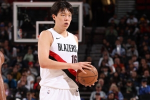 拓媒：球隊(duì)今天有意重視楊瀚森 希望他打出來以后做籌碼換字母？