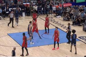 腳步不夠快！首發(fā)的楊瀚森側(cè)移被吹阻擋 4分鐘不到累積2犯被換下