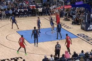 ???這個(gè)轉(zhuǎn)身帥！楊瀚森轉(zhuǎn)身抹過埃迪雙手暴力灌籃！