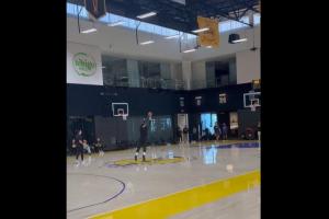 怎么和領(lǐng)導(dǎo)打球的？??雷迪克和東契奇比拼中場(chǎng)3分 心態(tài)被投崩了