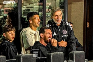 梅西杯青少年錦標賽開幕，梅西與蘇亞雷斯現場觀戰(zhàn)巴薩vs河床